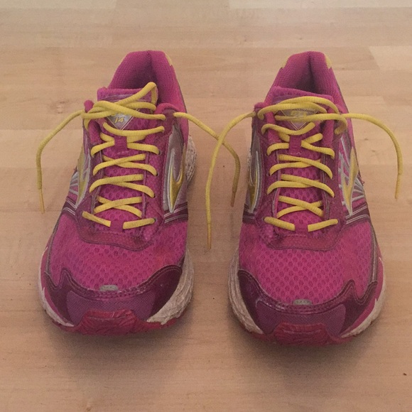 brooks shoes pink